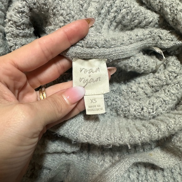 Trendy Sweater with Hood and pockets - Picture 7 of 7